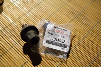 1101A022 Mitsubishi CENTER BOLT,CRANKSHA