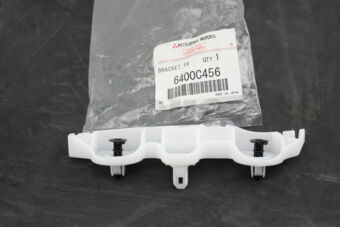 6400C456 BRACKET,FR BUMPER SIDE,RH