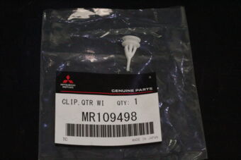 MR109498 Mitsubishi CLIP,QTR WINDOW