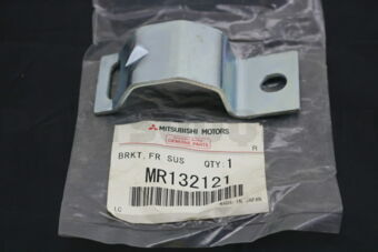 MR132121 BRKT,FR SUSP STABILI