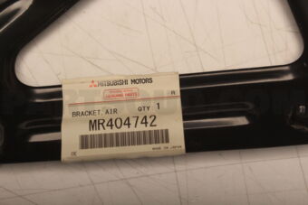 MR404742 BRACKET,AIR CLEANER