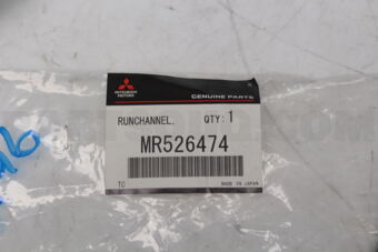 MR526474 Mitsubishi RUNCHANNEL,F/DR WDO GLA,RH