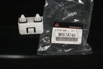 MR574745 CLIP,RR BUMPER