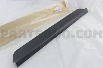 MR748401 SCUFF PLATE,FR RH