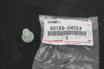 9018904024 Toyota GROMMET, SCREW(FOR GLOW PLUG)